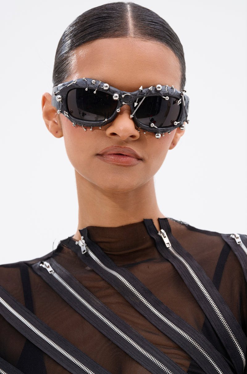 PIERCED VIBES SUNGLASSES