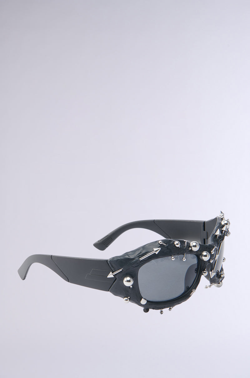 PIERCED VIBES SUNGLASSES