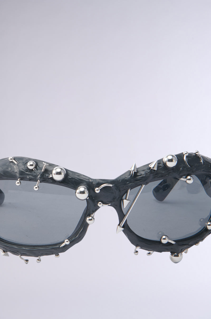 PIERCED VIBES SUNGLASSES
