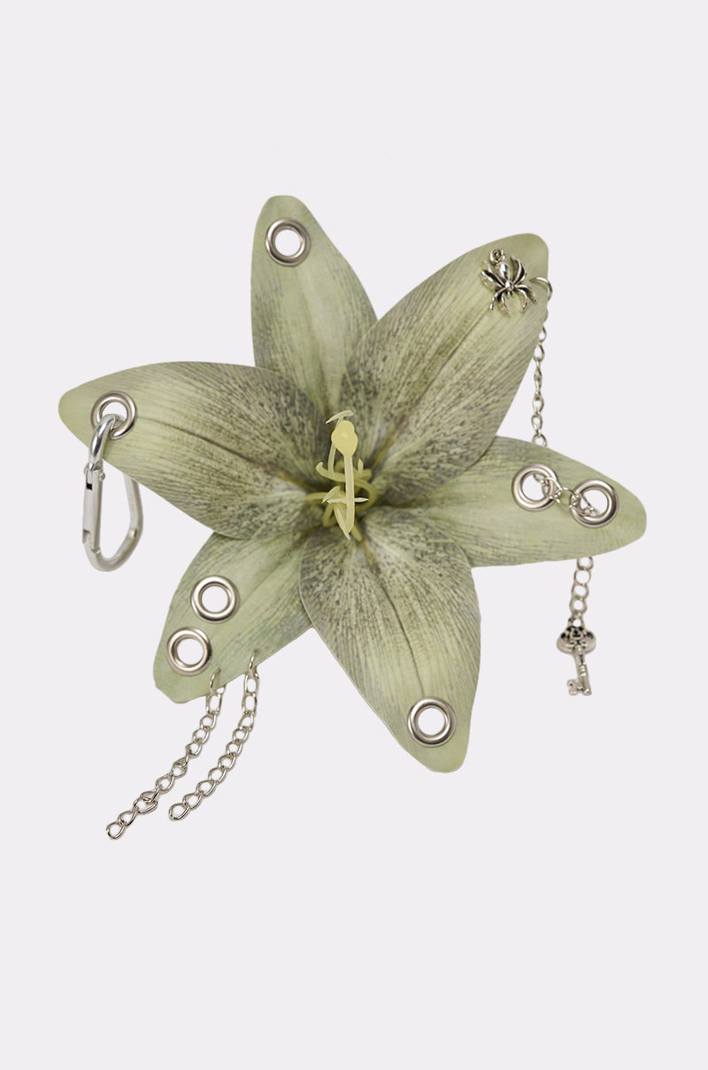 ON THE STREET PIERCED FLOWER KEYCHIAN SET