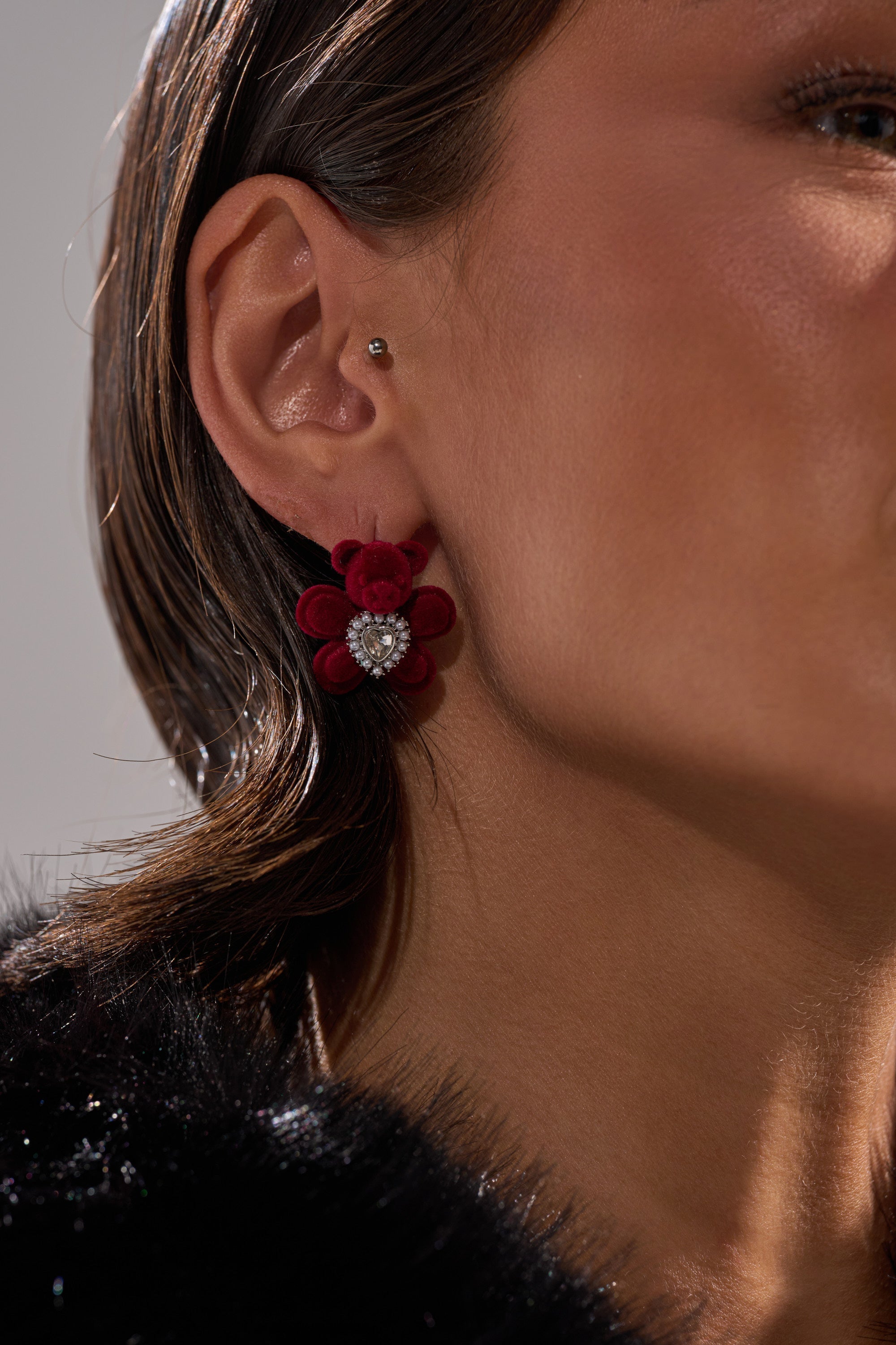 HUG ME EARRING
