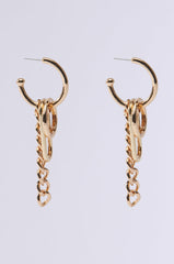 ITS GIVING HOOP EARRING