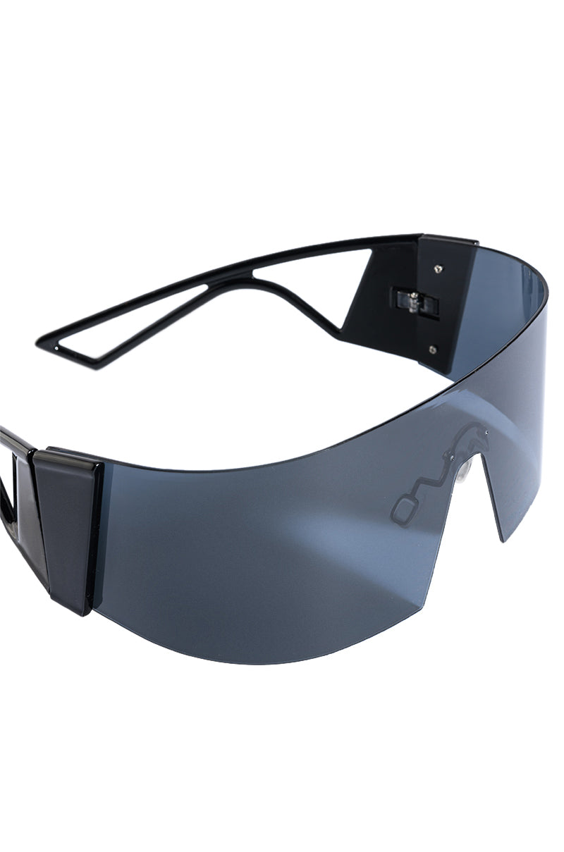 ASPEN SHIELD SUNNIES IN BLACK