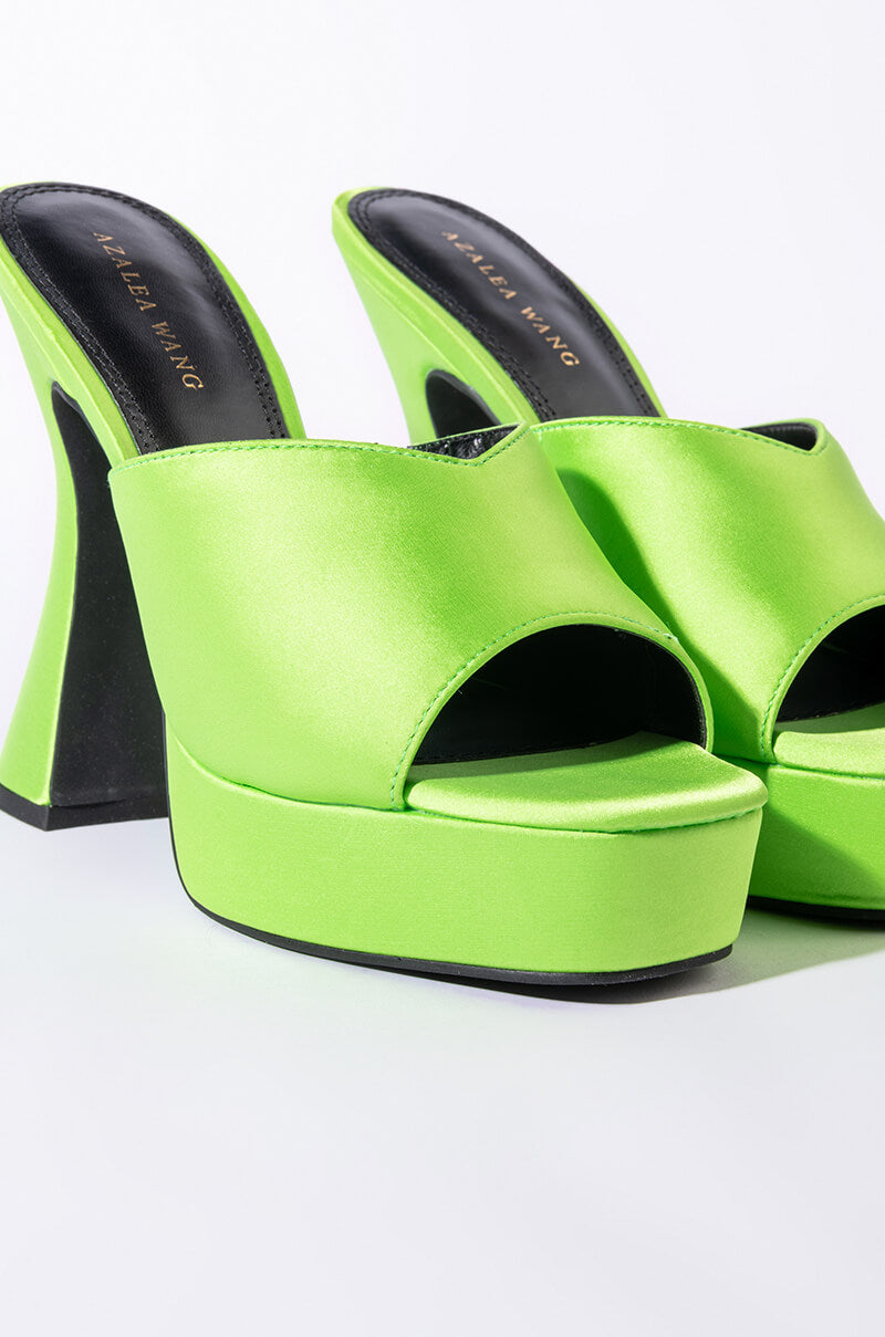 AZALEA WANG GOLDEN HOUR CHUNKY SANDAL IN GREEN