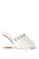 AZALEA WANG HARTFORD SANDAL WITH FEATHERS IN WHITE