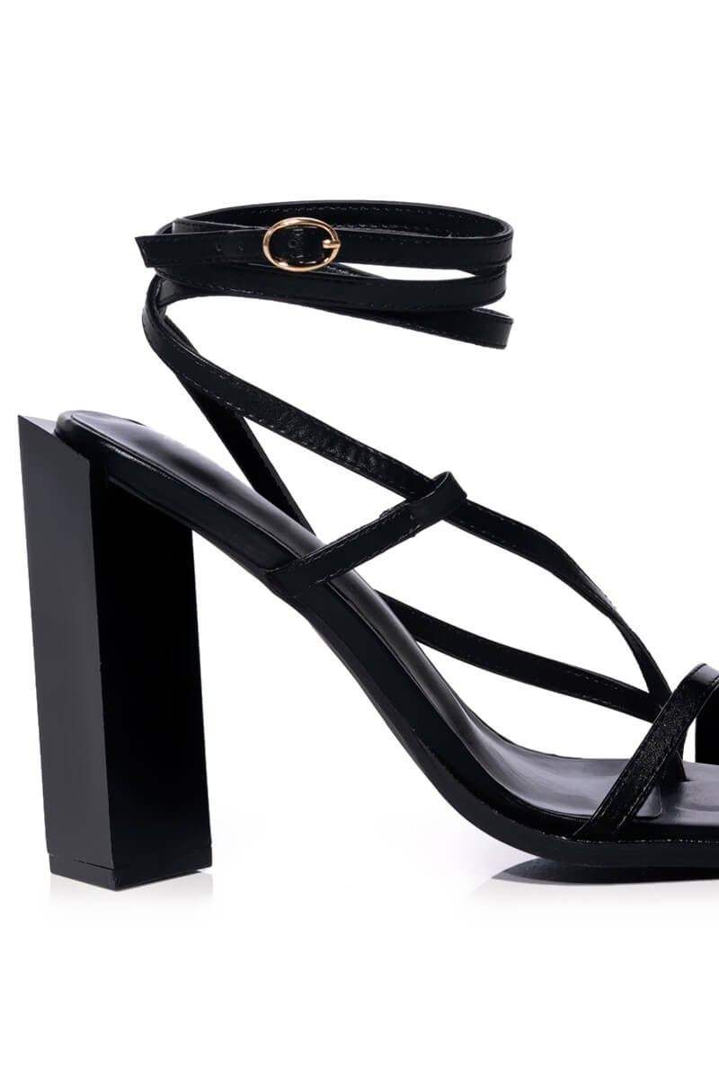 AZALEA WANG VALLEA CHUNKY PUMP IN BLACK