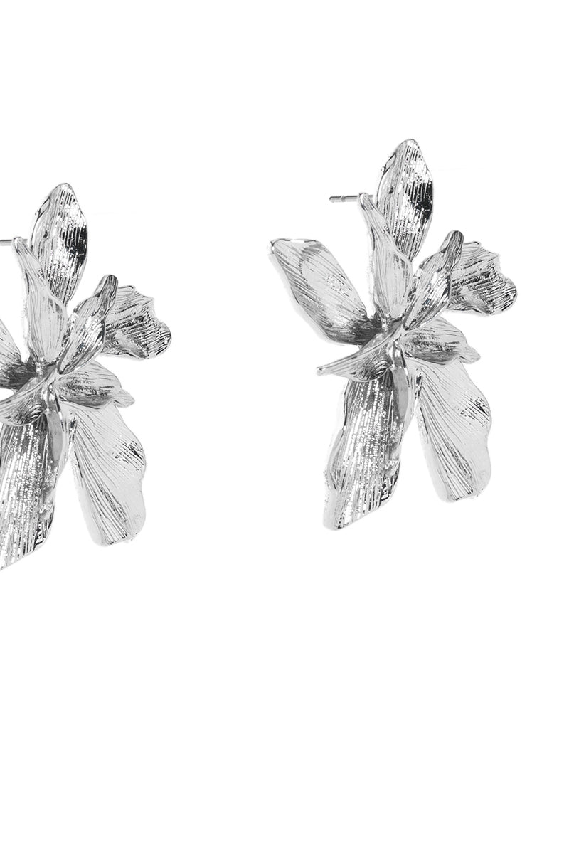 TEXTURED FLOWER EARRING IN SILVER